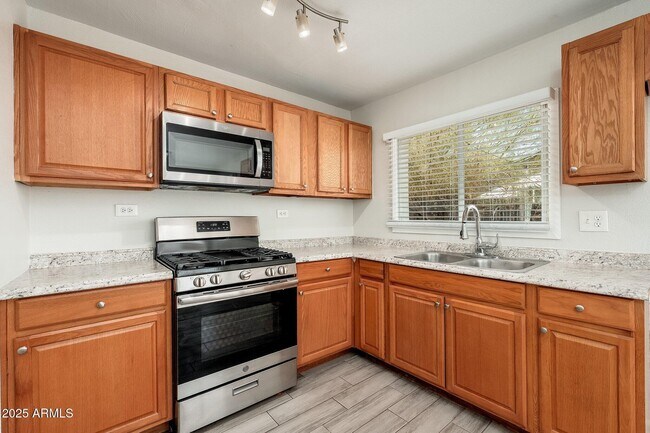 Building Photo - 744 W Coolidge St