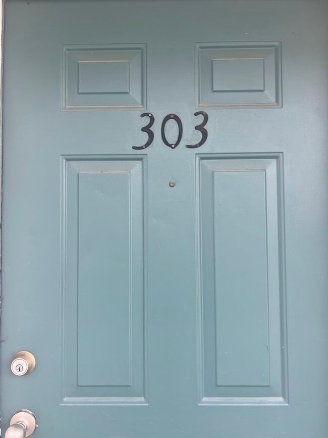 Building Photo - WEST CAMPUS - 2 BEDROOM - 2 BATHROOM  - AUGUST 2026 MOVE IN