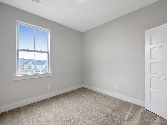 Building Photo - 260 Symphony Ave