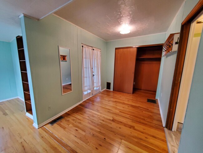 Building Photo - 607 Floral Ave