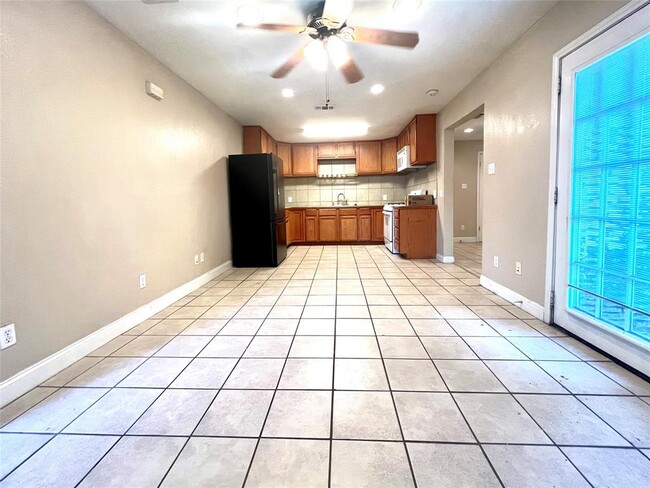 Building Photo - 304 Montopolis Dr