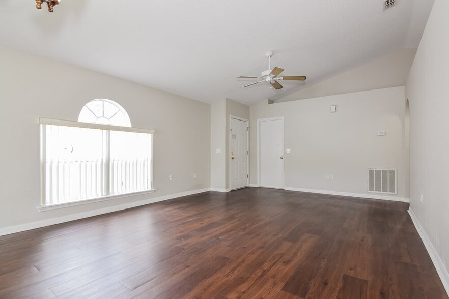 Building Photo - 5919 Lake Front Dr