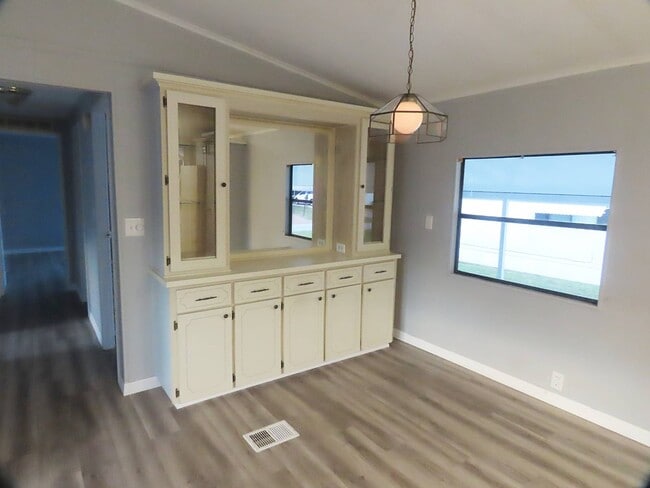Building Photo - 1061 Quail Dr