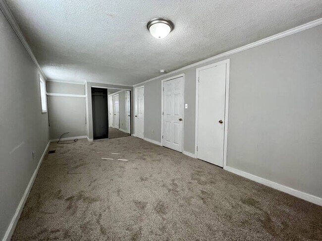 Building Photo - 723 Wren Rd