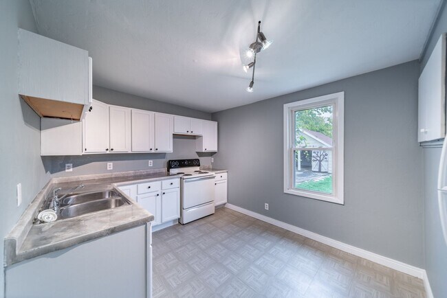 Building Photo - 409 Racine St