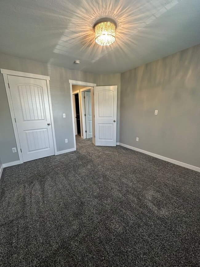 Building Photo - 3 Weeks Rent FREE! Modern 3 Bed 2.5 Bath T...