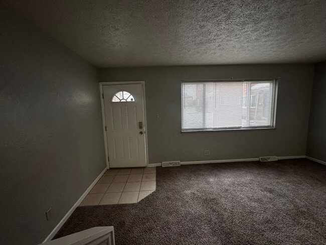 Building Photo - Charming 2-Bedroom Property in Prime Location