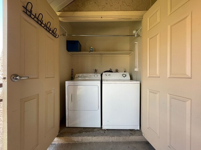 Building Photo - Cozy 2 bed 2 bath condo!