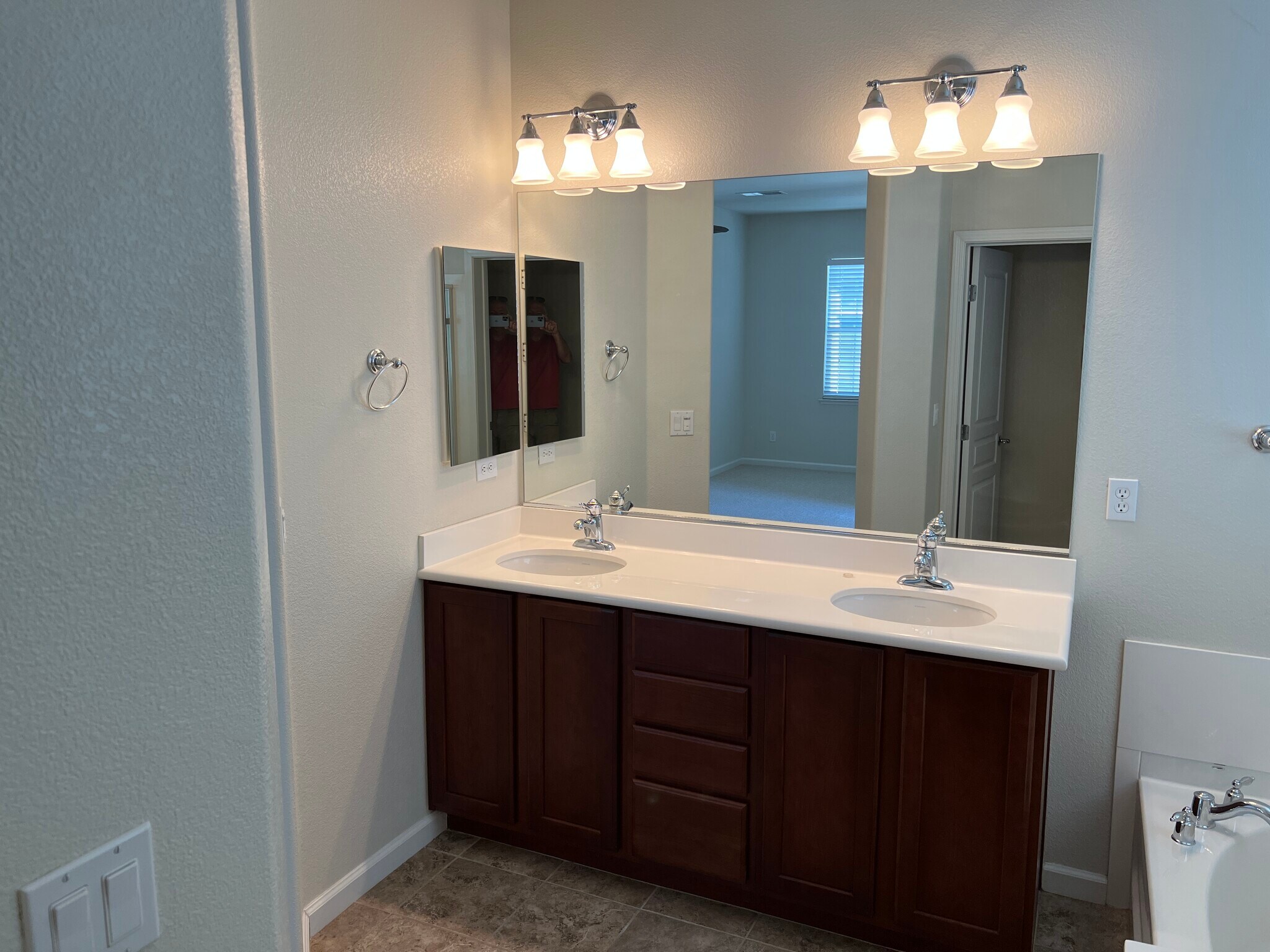Building Photo - 207 W La Flor Ln