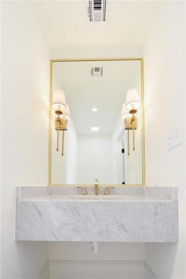 Building Photo - Gorgeous 3BD/2.5BA with Huge Backyard and Off Street Parking