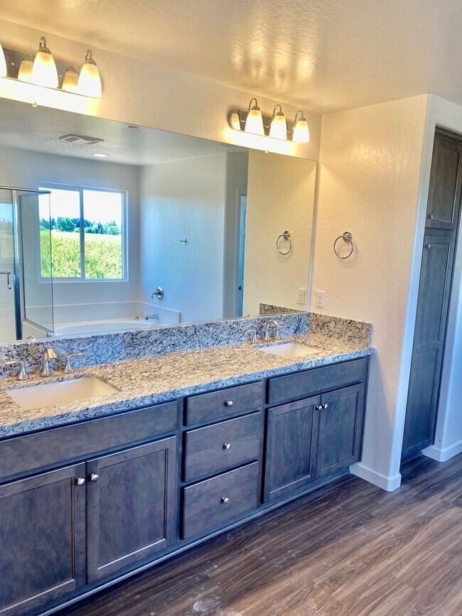 Building Photo - 5 Bedroom In Clovis Unified School District