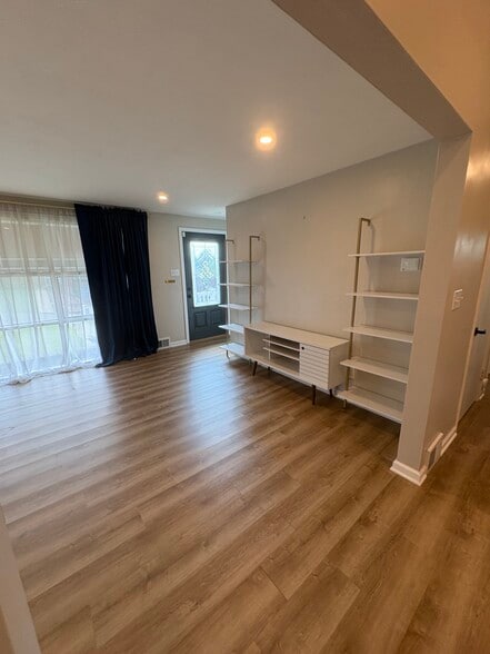 Building Photo - 1624 Sillview Dr