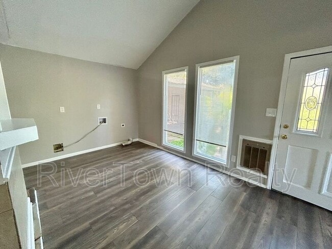 Building Photo - 2407 Larose Ave