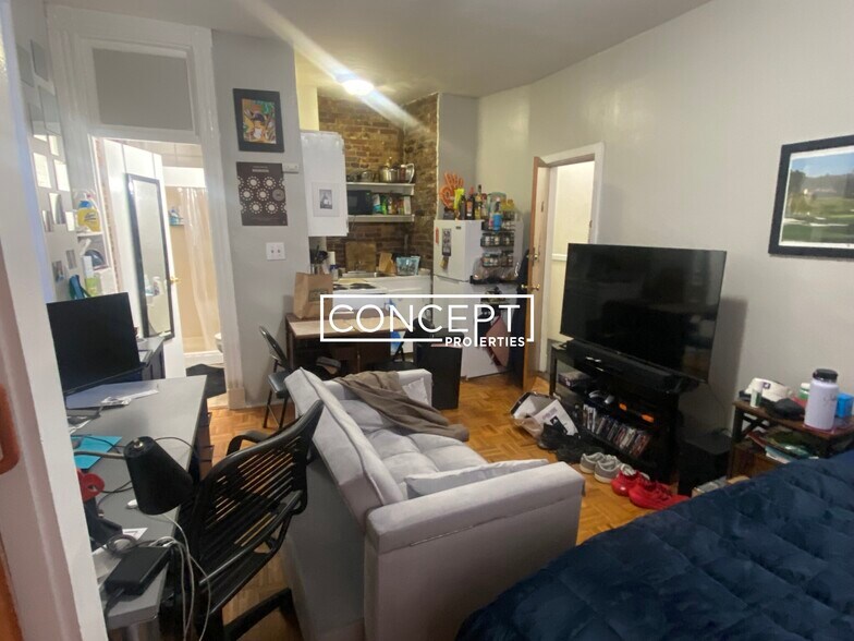 Building Photo - 40 Anderson St