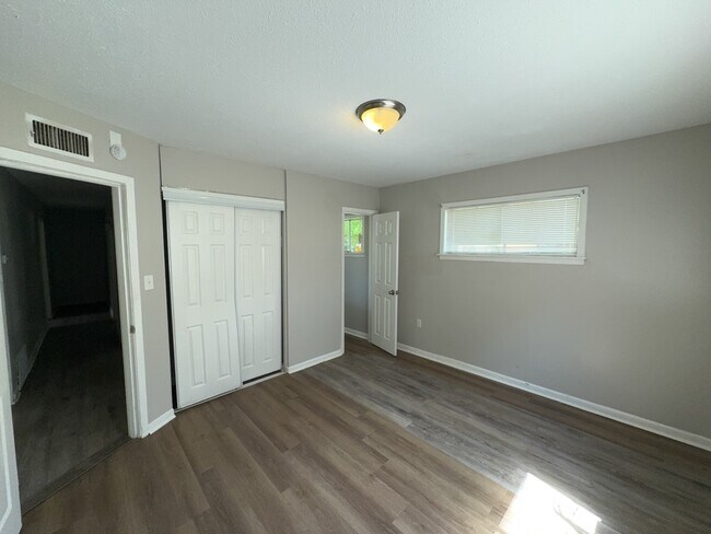 Building Photo - 3341 Suncrest Dr