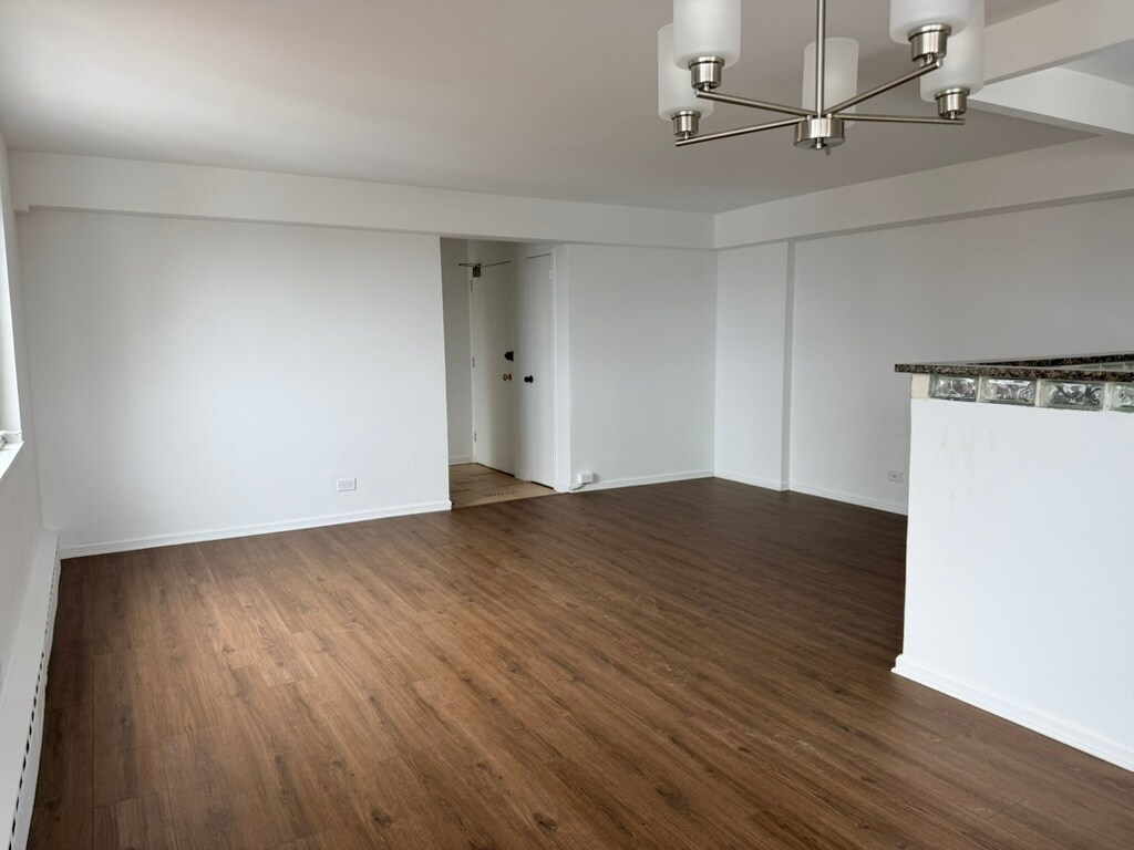 Building Photo - 708 W Bittersweet Pl