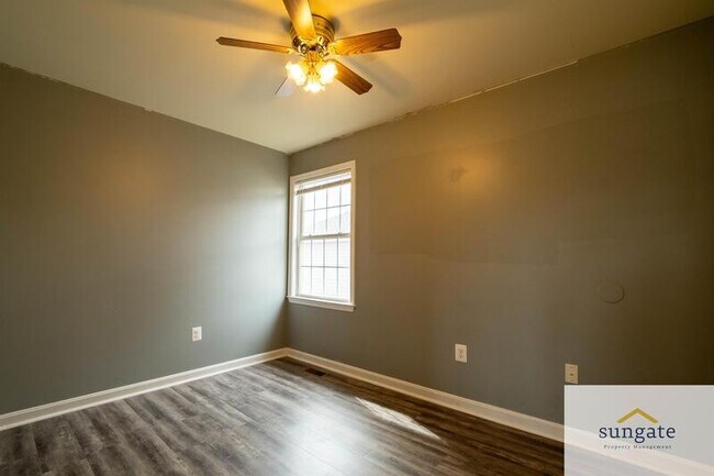 Building Photo - 123 Center St