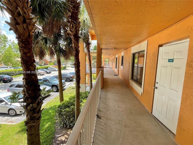 Building Photo - 6900 SW 39th St