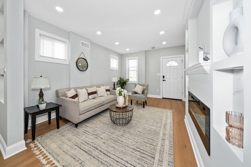 Building Photo - 504 W 26th St