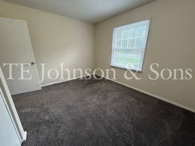 Building Photo - Charming 4 Bedroom Ranch with Fenced Yard and Hardwood Floors
