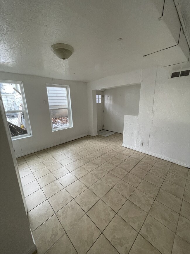 Building Photo - 613 28th St