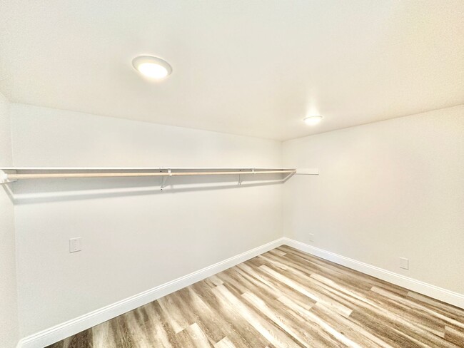 Building Photo - Wonderful & Freshly Remodeled, Spacious Si...