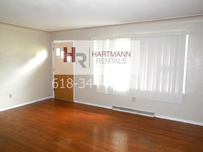 Building Photo - Three Bedroom 2 Bath Brick Home with 2 Car Garage!!