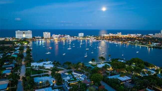 Building Photo - 911 N North Lake Dr