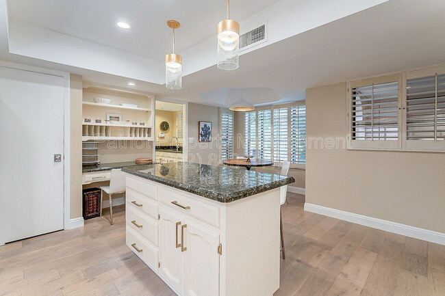 Building Photo - 8602 E Vista Del Lago