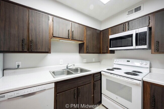 Building Photo - "Charming 2-Bed Townhouse Retreat on Progr...