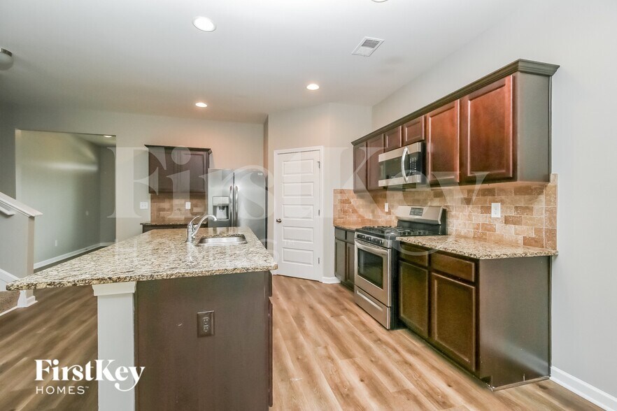 Building Photo - 2057 Massey Ln