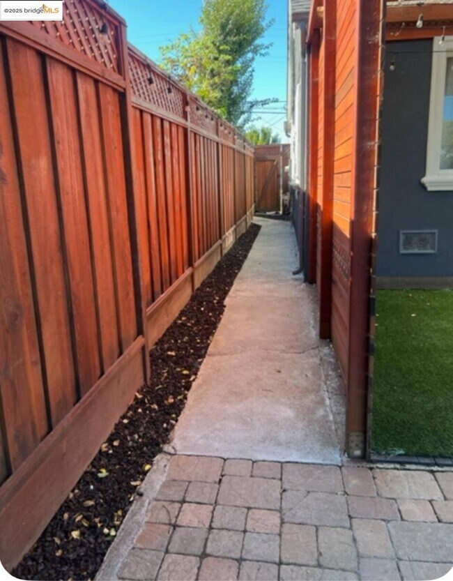 Building Photo - 640 Myrtle Ave