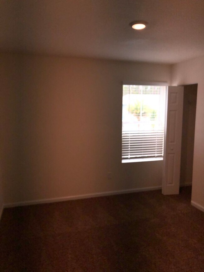 Building Photo - 3 bedroom 2.5 bath Townhome with 1 car garage