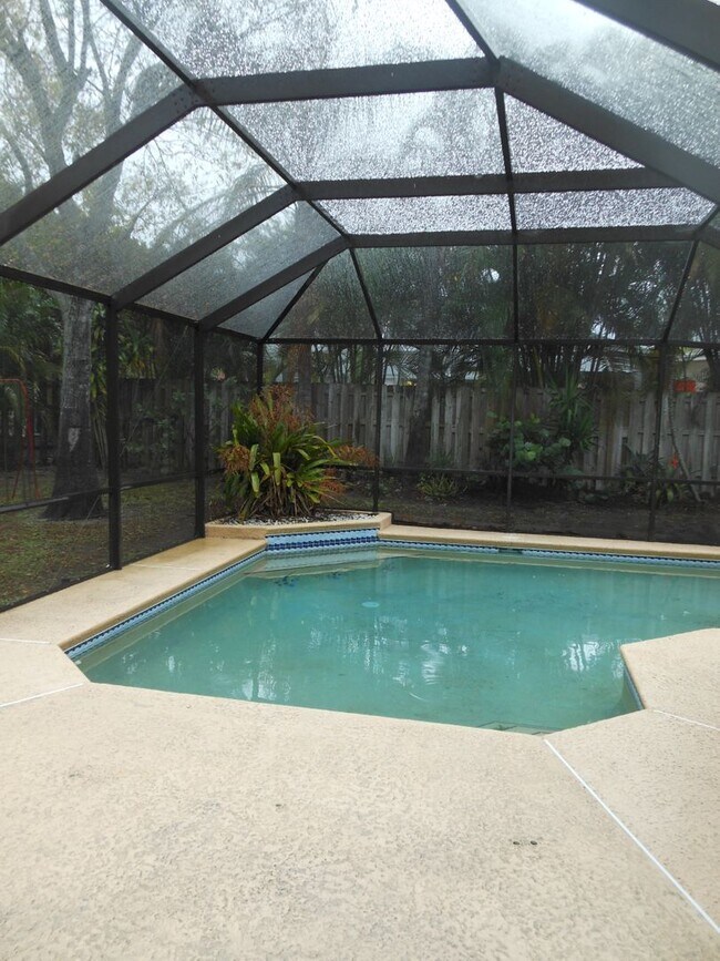 Building Photo - CHARMING 2 BEDROOM POOL HOME IN THE HEART OF JENSEN BEACH