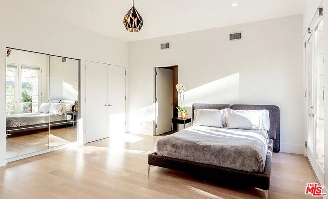 Building Photo - 2528 Westridge Rd