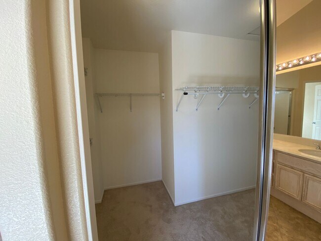 Building Photo - Beautiful Spacious 3BR/2.5BA Located in the Ivey Glenn Community!!