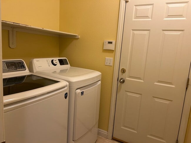 Building Photo - 2 story townhome in Seven Hills