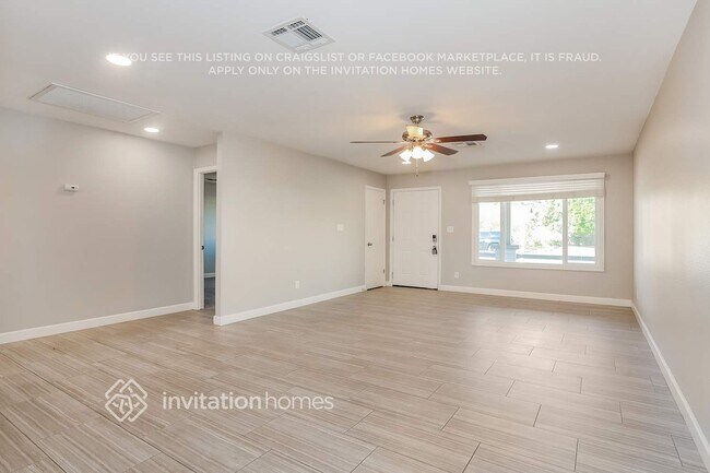 Building Photo - 2461 E Manhatton Dr