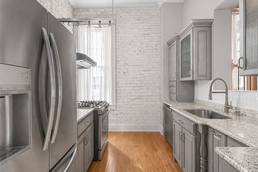 Building Photo - 124 W Bank St