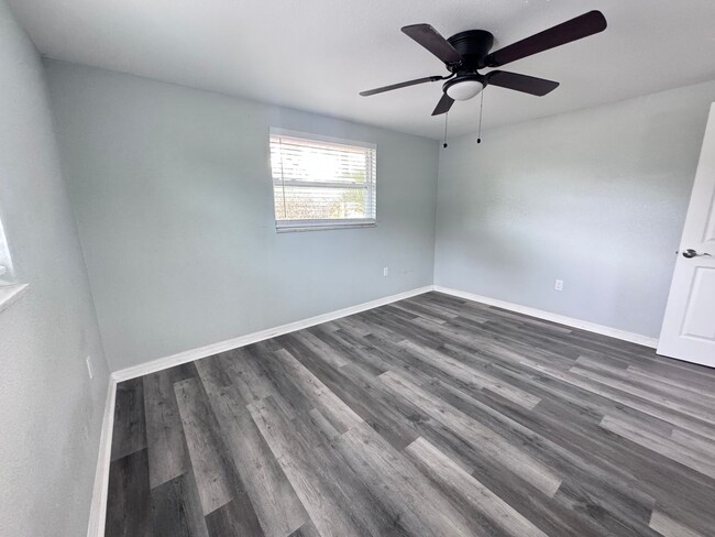 Building Photo - 2 Bedroom 1 Bath Duplex with Washer/Dryer!...