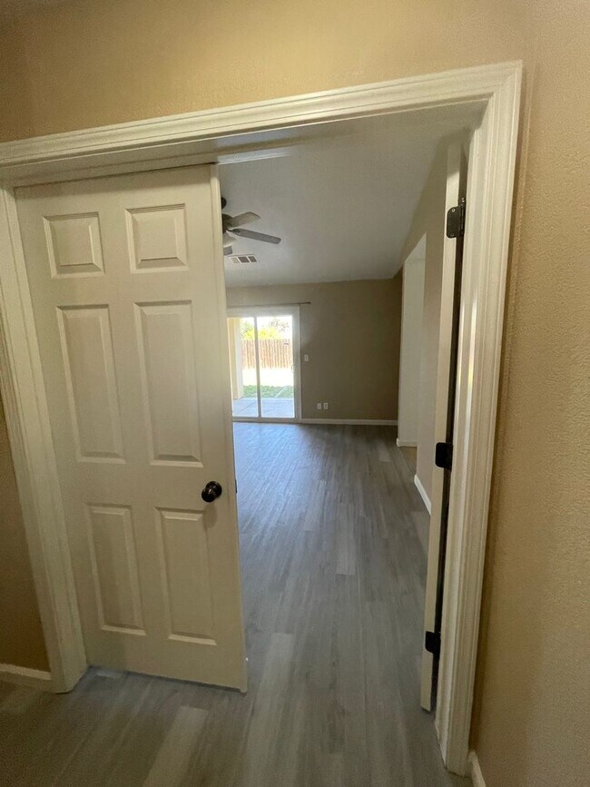 Building Photo - MOVE-IN READY – THIS ONE WILL GO FAST!