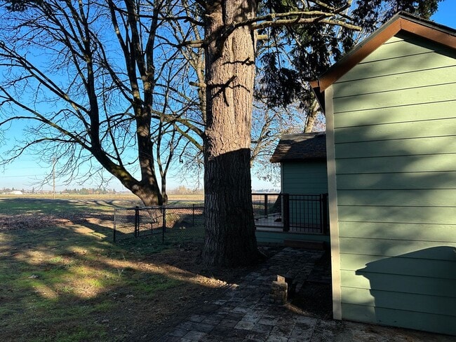 Building Photo - Updated House on 1/2 an Acre Near Spongs Landing Park! Pet Friendly!