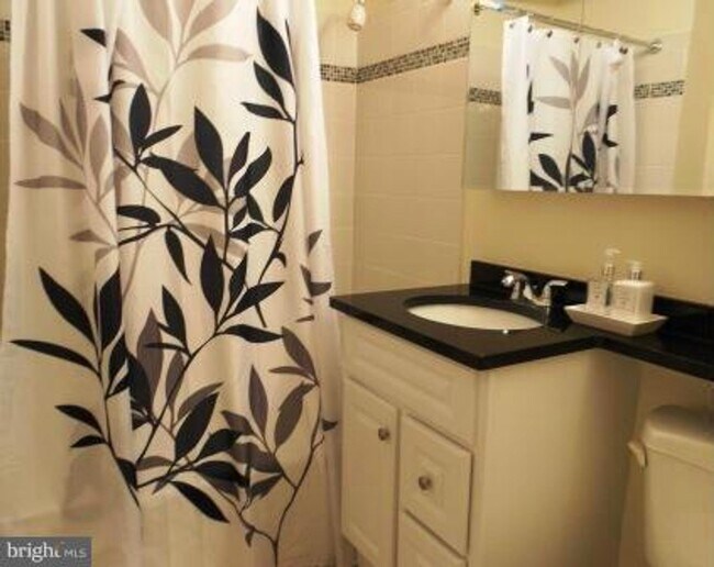 Building Photo - Fantastic location! Great Large Studio for...