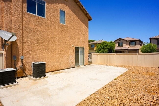 Building Photo - Well-Maintained 3 Bed, 2.5 Bath Home with Garage & Private Backyard