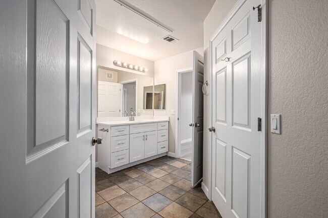 Building Photo - A Great modern 2 Bed / One bath for rent