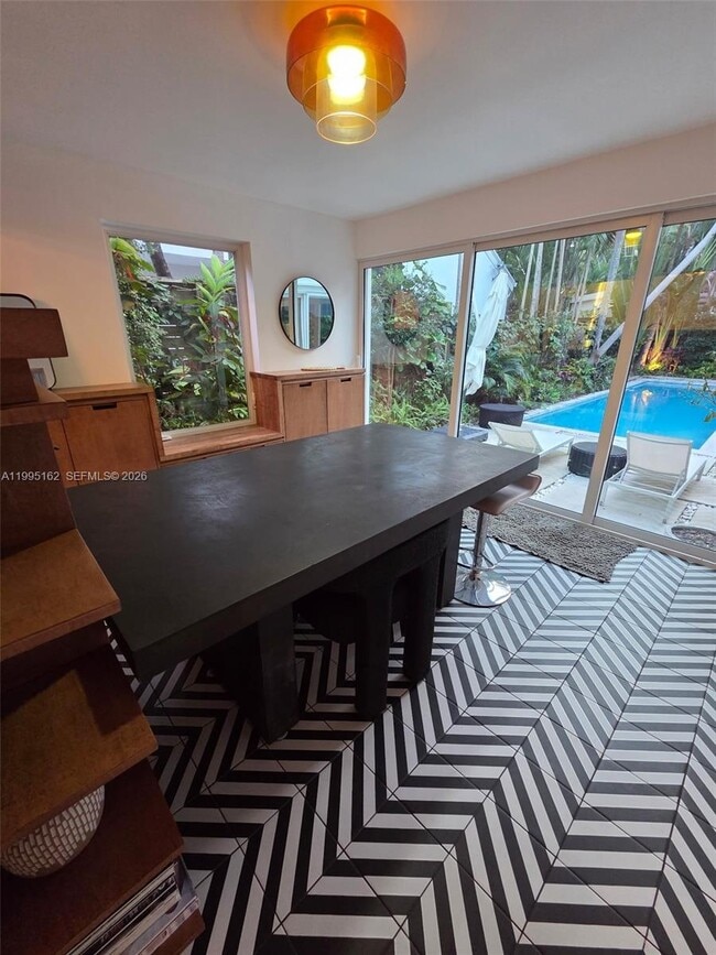 Building Photo - 2848 SW 22nd Ave