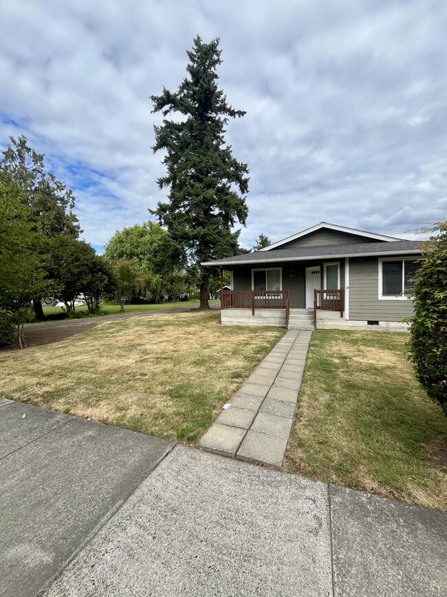 Building Photo - 1032 Cherry St