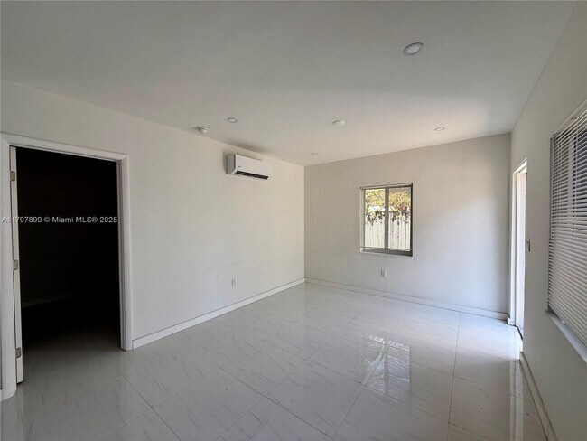 Building Photo - 572 NE 67th St