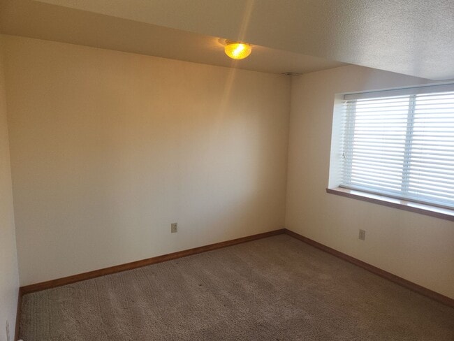 Building Photo - N/E home with 4 bed, 4 baths, 2 car garage!