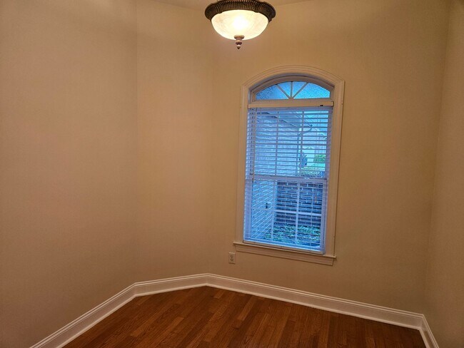 Building Photo - Beautiful 3 Bedroom 2 bath Home in Hampste...